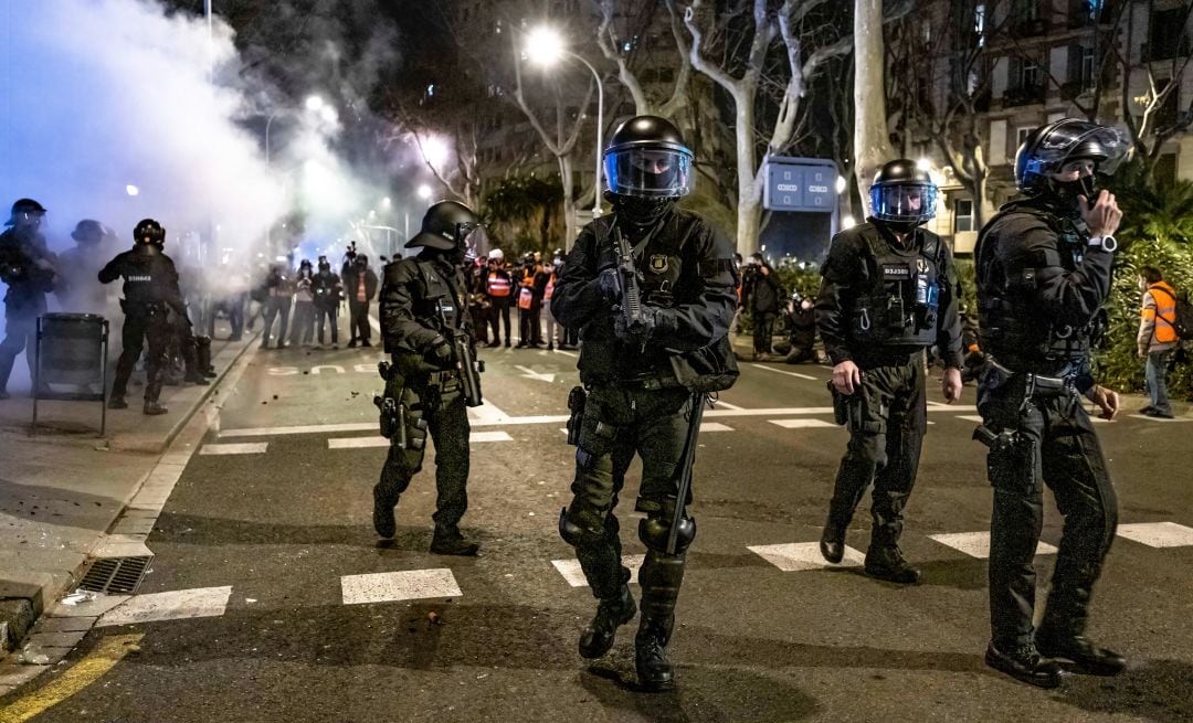 Los Mossos ante las protestas en Barcelona por Pablo Hasél.