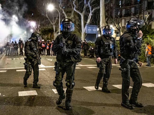 Los Mossos ante las protestas en Barcelona por Pablo Hasél.