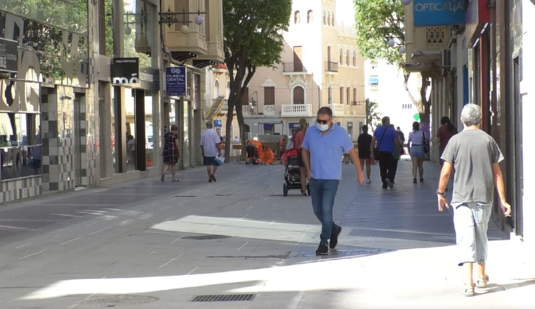 Gente por la calle en Elche