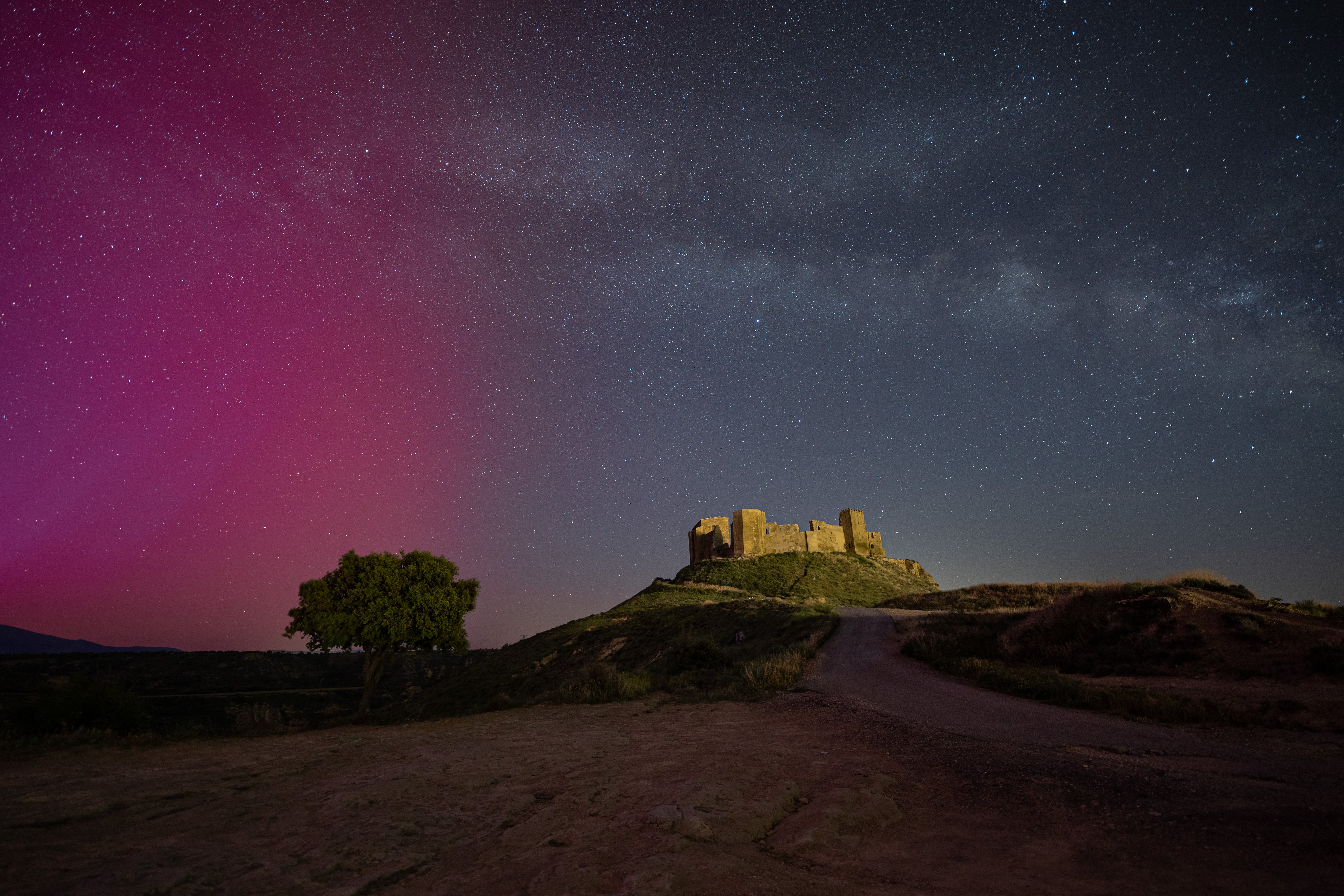 Aurora boreal sobre el Castillo de Montearagón. Obra de los fotógrafos David Cabrero y Alberto Risueño