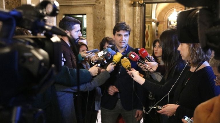 El portavoz de ERC, Sergi Sabrià, en declaraciones a los medios