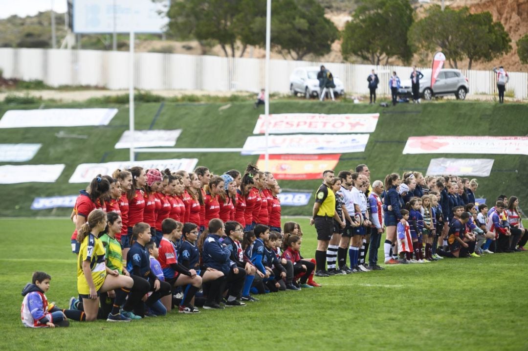 Los dos equipos en el césped del Juan Rojas.