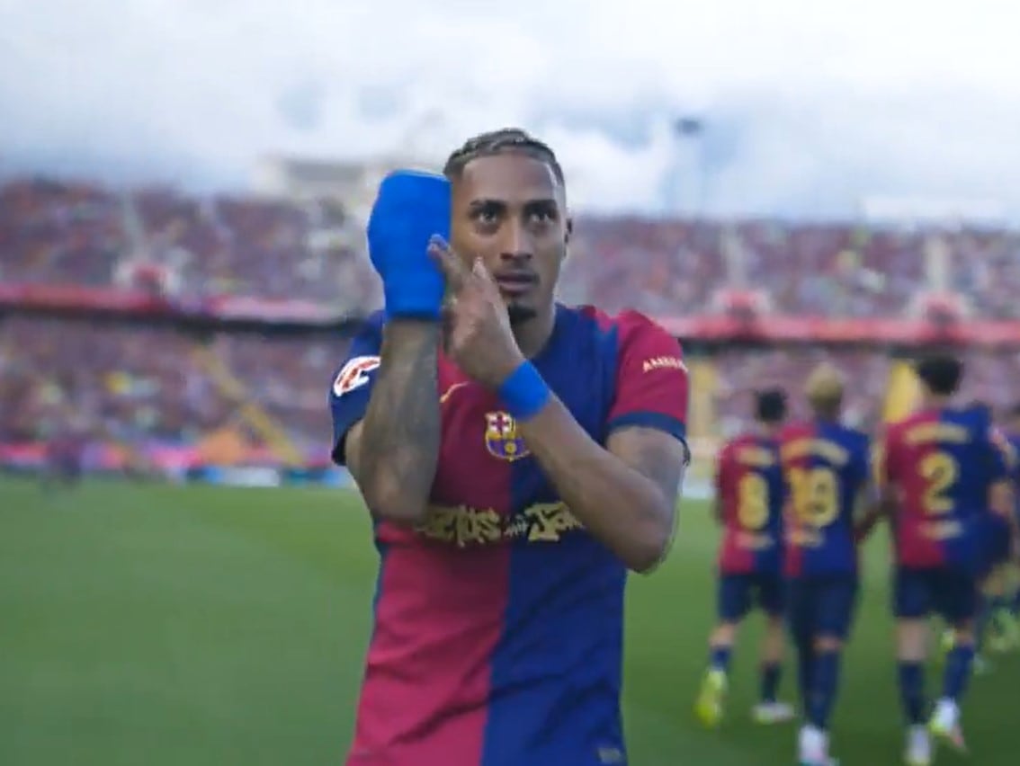 Raphinha se señala el vendaje de la mano derecha tras anotar el 4-2