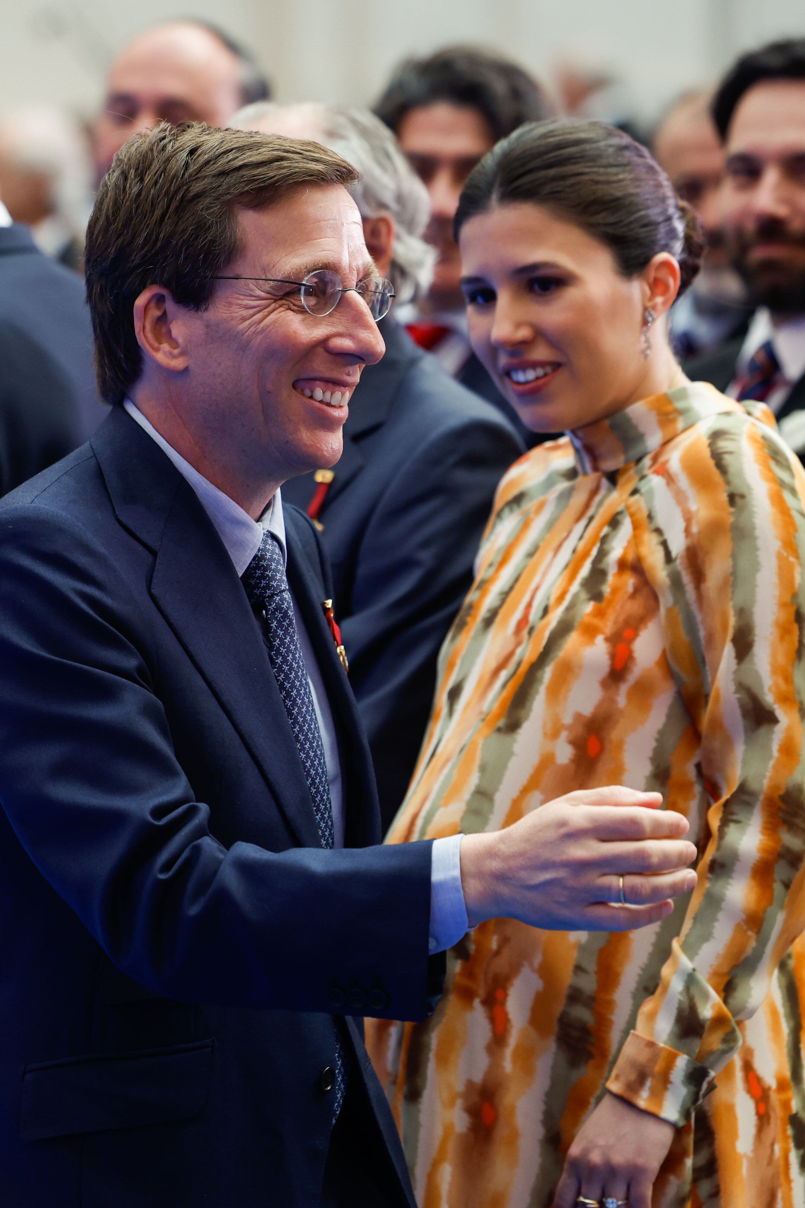MADRID, 15/05/2025.- El alcalde de Madrid, José Luis Martínez Almeida (i) al lado de su mujer Teresa Urquijo (d) durante el acto de entrega de las medallas de Honor y de Madrid de este 2025 con motivo del patrón de la ciudad, San Isidro. EFE/ Javier Lizón
