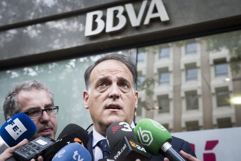 El presidente de la Liga de Fútbol Profesional, Javier Tebas, atiende a los medios de comunicación a su llegada a la Audiencia Nacional