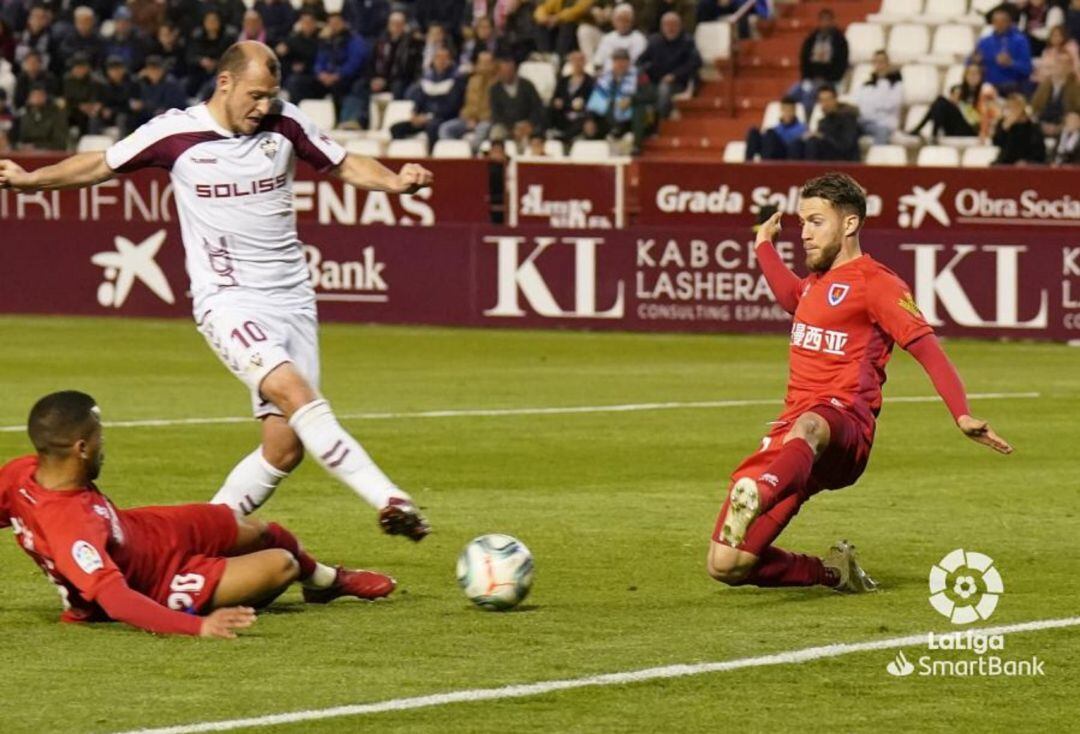 Zozulya remata ante los numantinos Gus Ledes e Iván Calero.