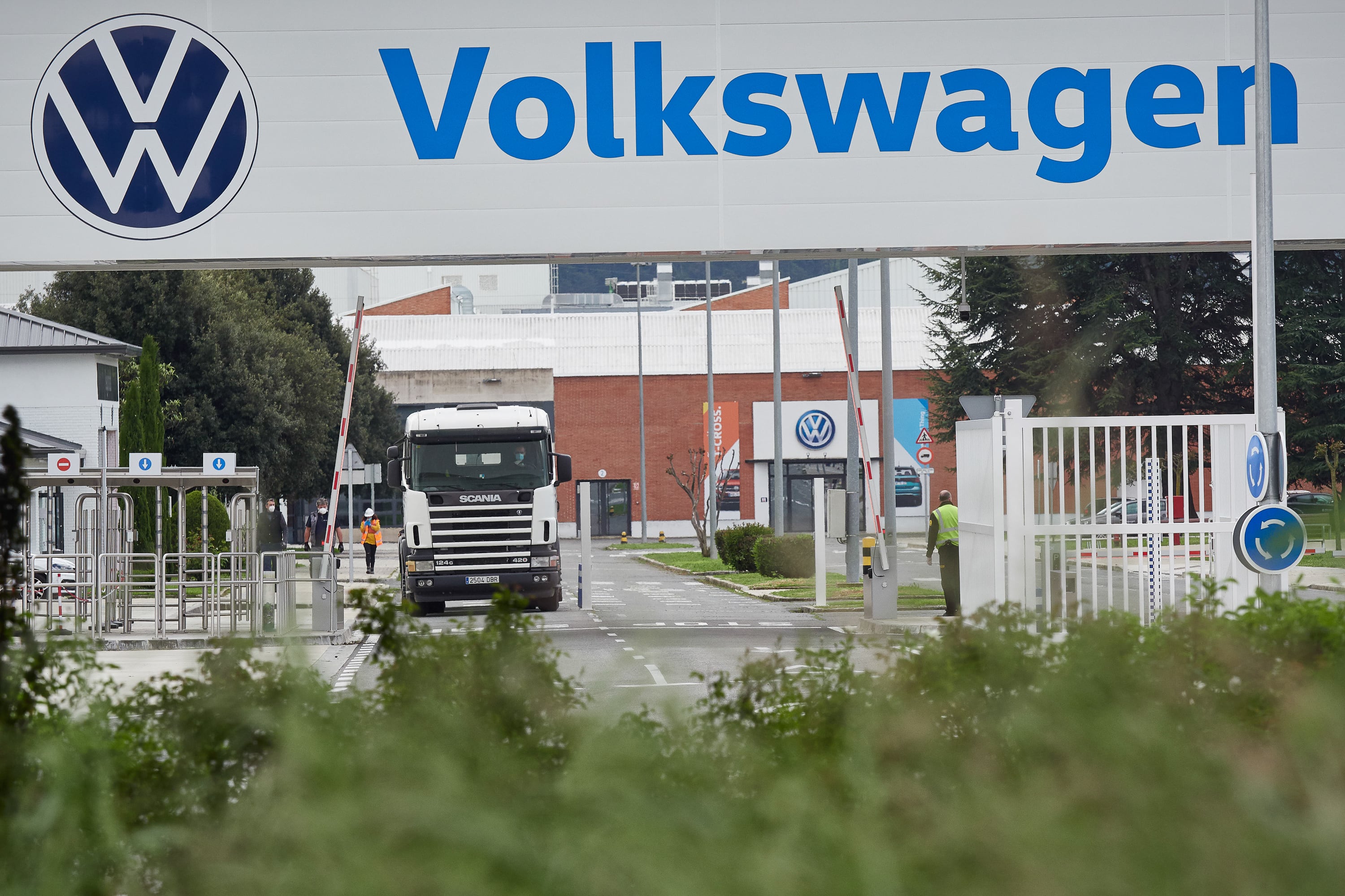 Puerta principal de la factoría de Volkwagen en Navarra