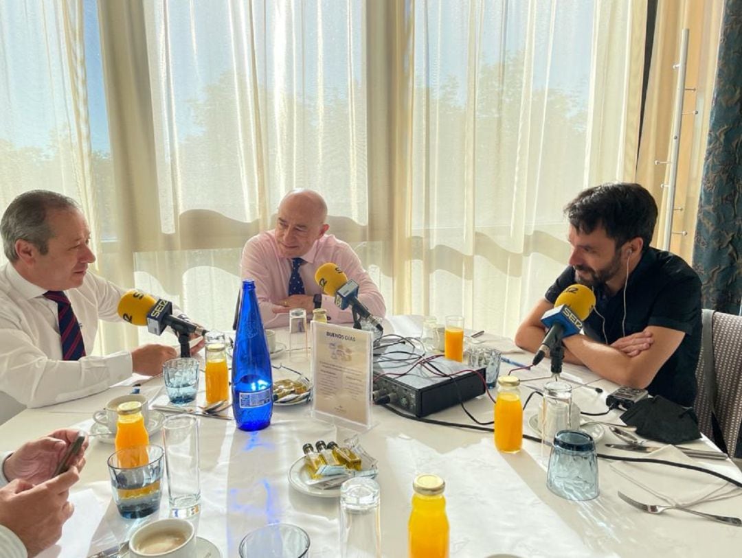 Domingo Barca (c), junto a Manuel Vieites (i), en el Desayuno de Redacción de SER Soria.