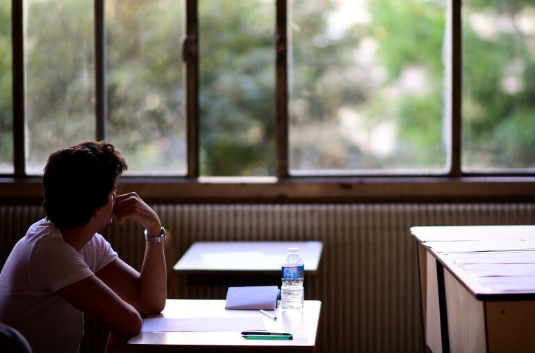 Un alumno a punto de comenzar un test de filosofía en una escuela de Francia. 