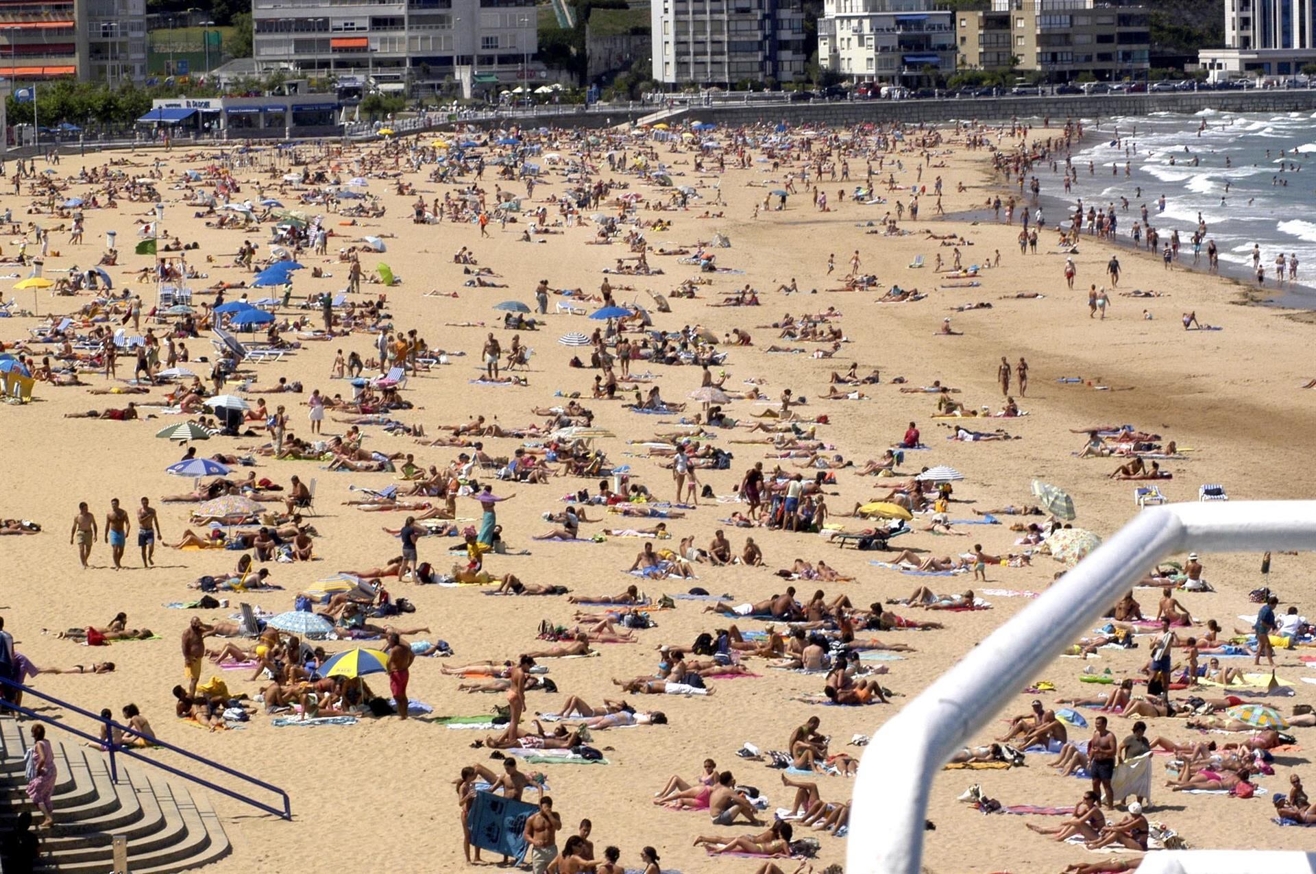 Bañistas en la playa de El Sardinero. - EUROPA PRESS