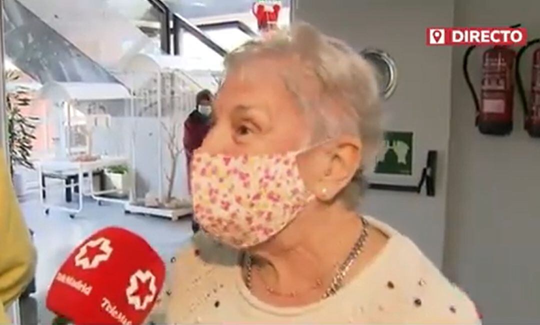 María, la primera persona en vacunarse en la Comunidad de Madrid.