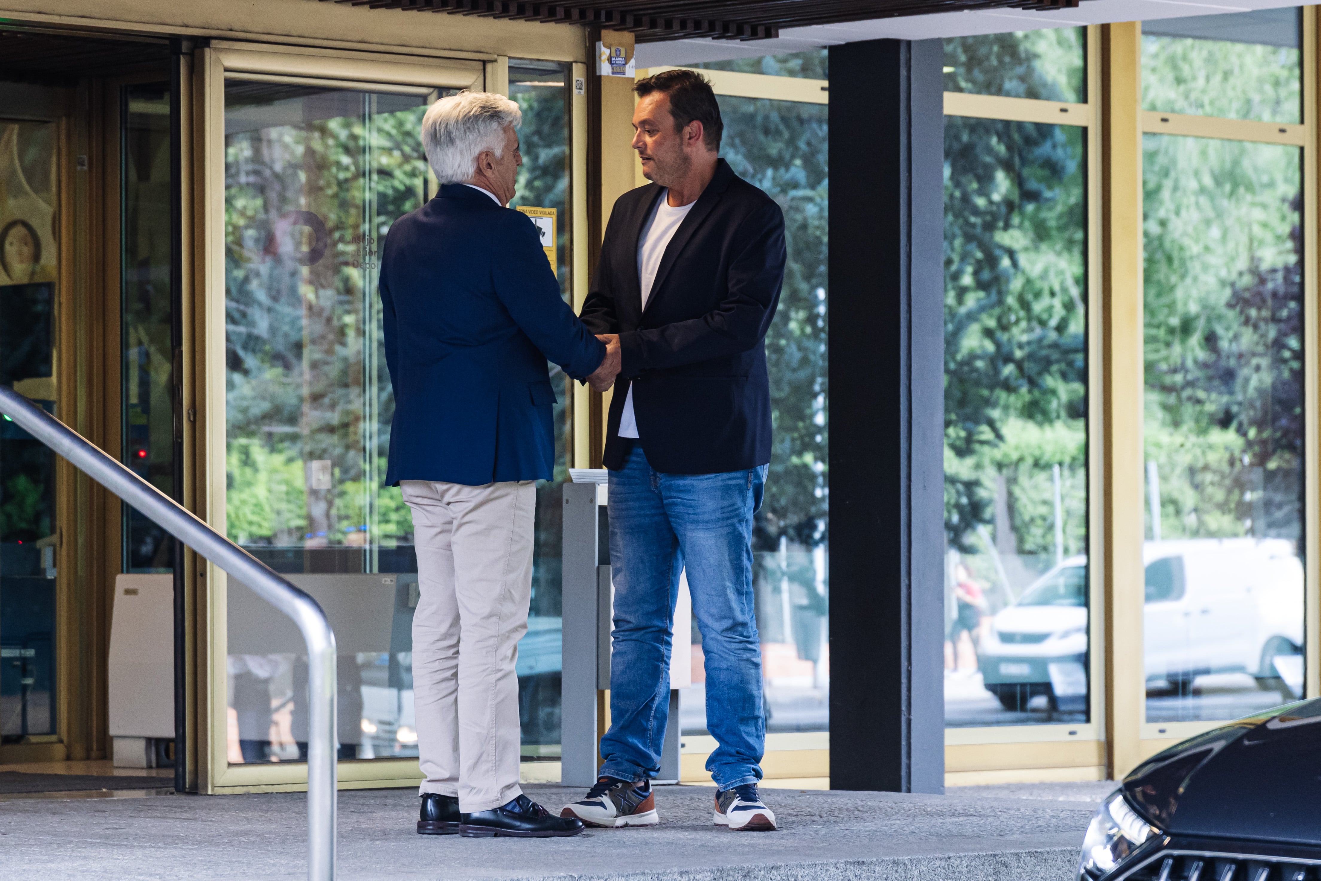 Víctor Francos habla con el presidente de la RFEF Pedro Rocha