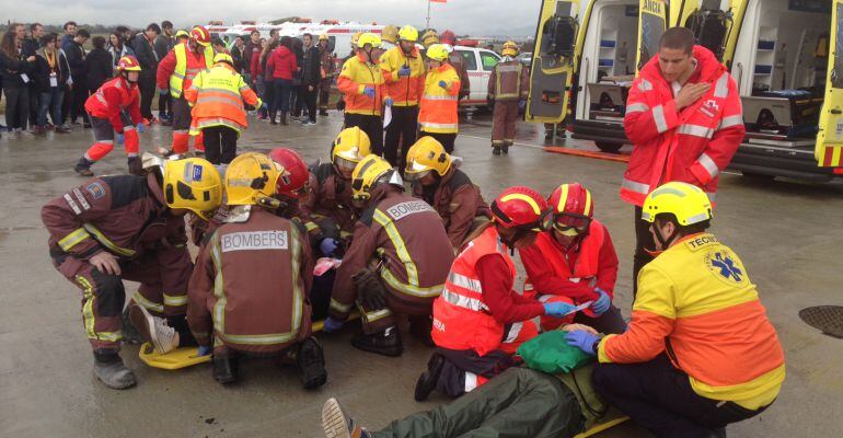 Moment del simulacre amb voluntaris fent de ferits.