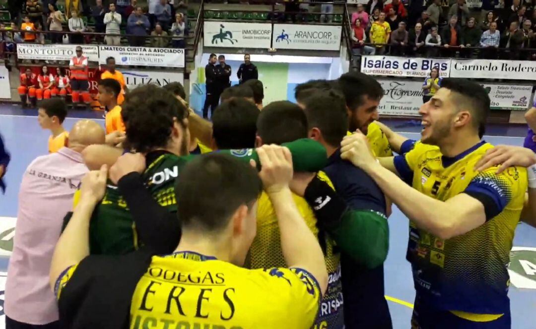 Piña de los miembros del BlasGon y Bodegas Ceres tras el triunfo ante Torrelavega.