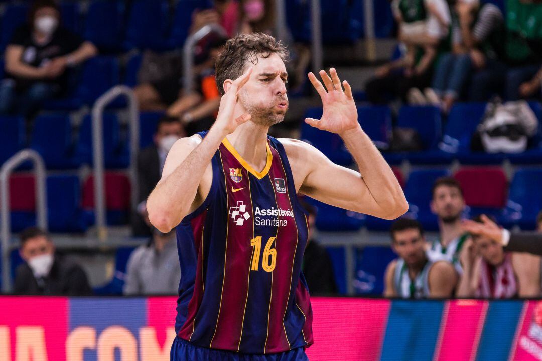 Pau Gasol celebra una de sus canastas en el Palau Blaugrana