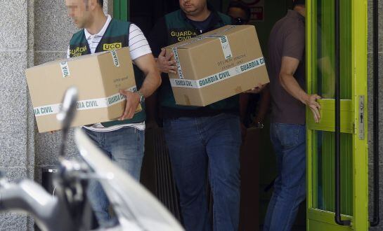 Agentes de la Unidad Central Operativa (UCO) de la Guardia Civil salen de las oficinas del Instituto de Formación y Estudios Sociales (IFES) en Madrid tras realizar un registro. Agentes de la UCO registraron oficinas del IFES, una fundación de UGT, en Mad