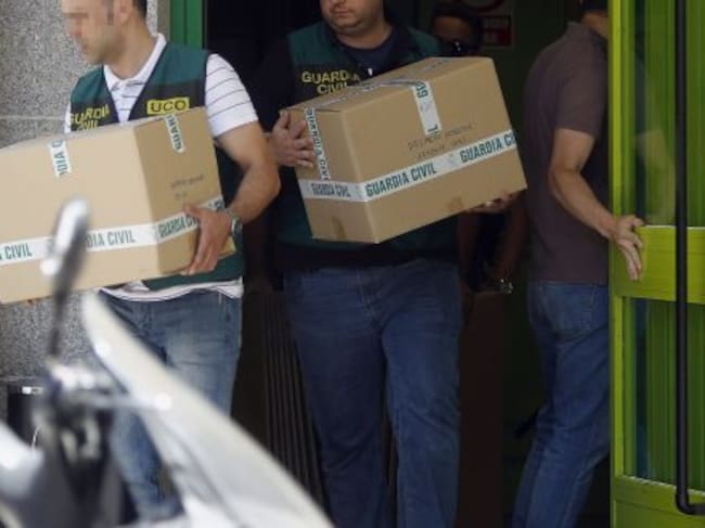 Agentes de la Unidad Central Operativa (UCO) de la Guardia Civil salen de las oficinas del Instituto de Formación y Estudios Sociales (IFES) en Madrid tras realizar un registro. Agentes de la UCO registraron oficinas del IFES, una fundación de UGT, en Mad