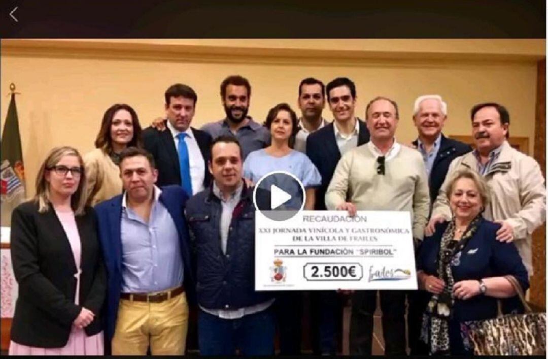 Captura del vídeo en el momento de la entrega del cheque