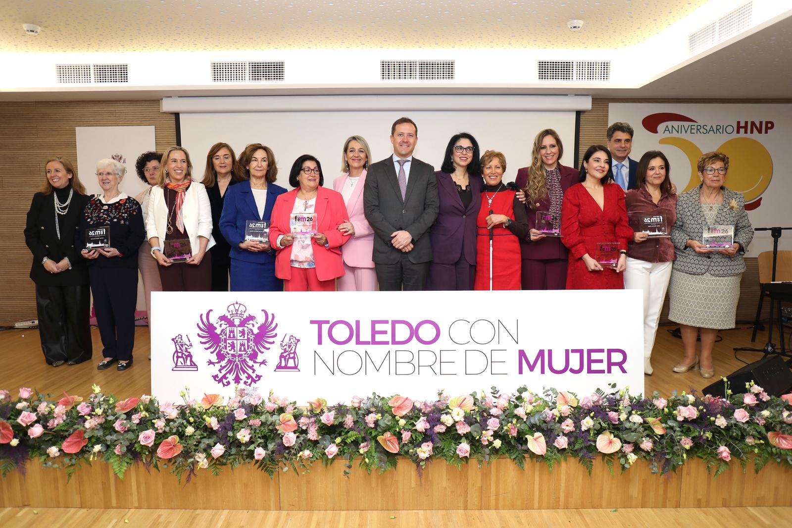 El alcalde de Toledo, Carlos Velázquez, junto a las diez mujeres distinguidas este año con los premios ‘Toledo con nombre de mujer’