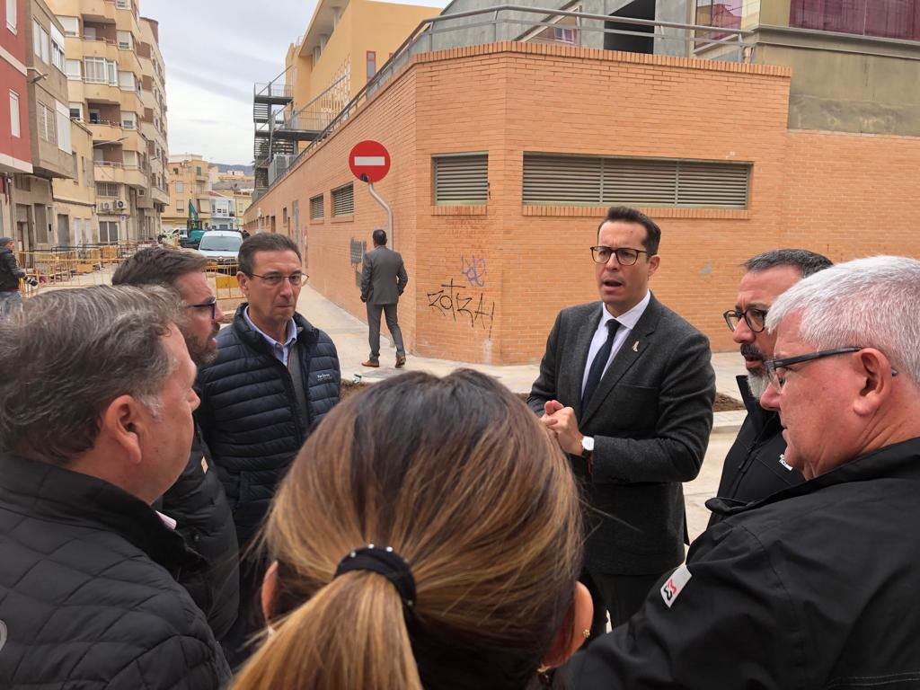 Alfaro visita las obras en el barrio Feria-Cocoliche de Elda