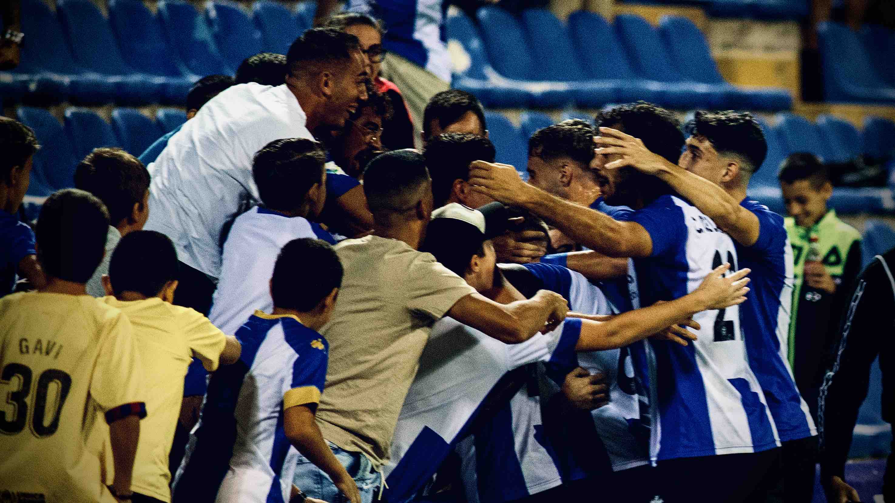 Los jugadores se abrazan con los aficionados, partido contra Cerdanyola