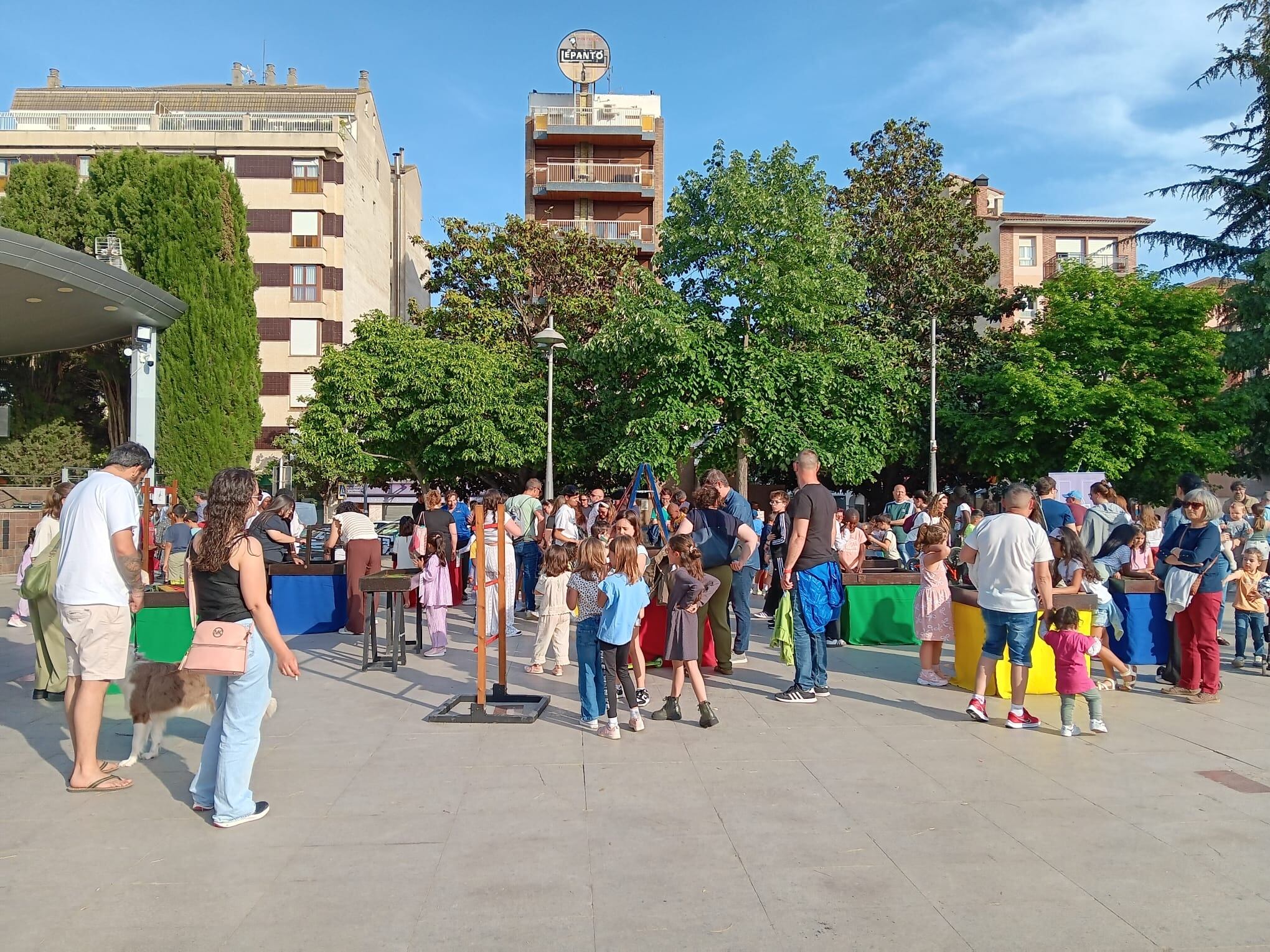 Libros, flores, juegos y reparto del ‘Recao’ para celebrar San Jorge en Binéfar