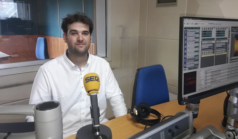 César de la Torre en los estudios de Radio Santander.