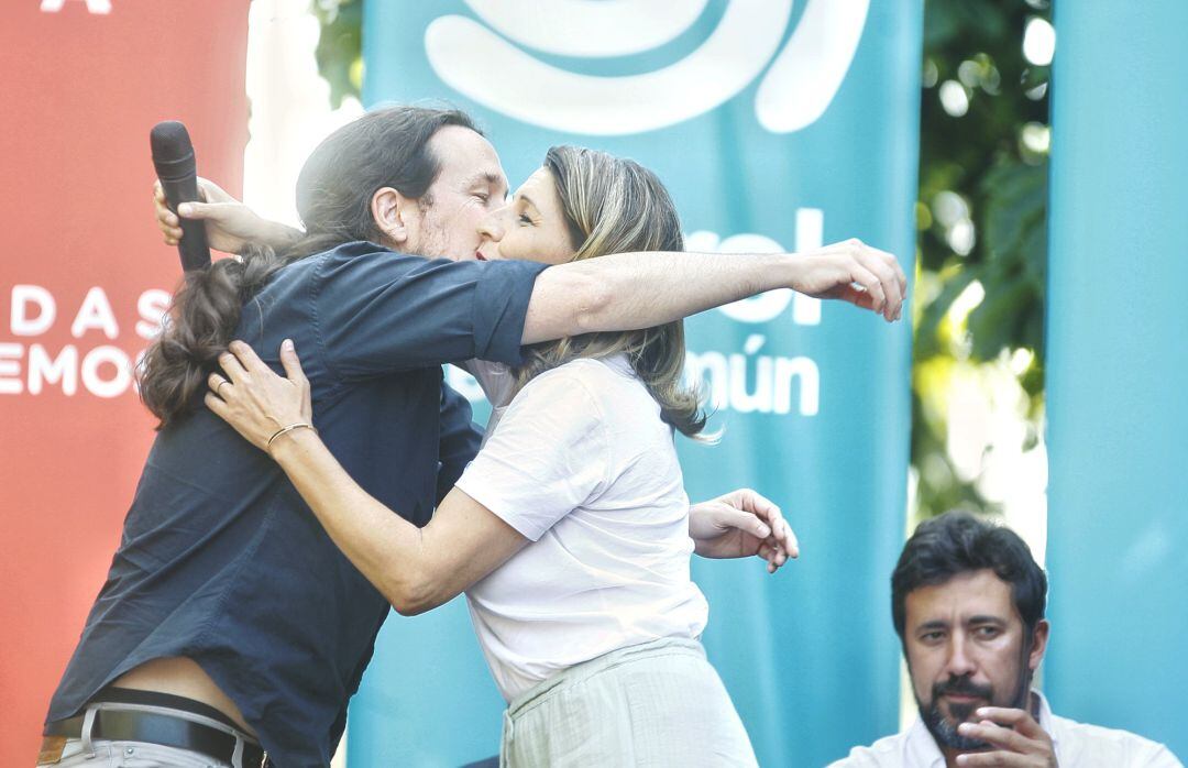 El líder de Podemos, Pablo Iglesias, y la candidata gallega de En Comun Unidas Podemos,Yolanda Diaz, intervienen en el acto de Podemos en Ferrol, Galicia