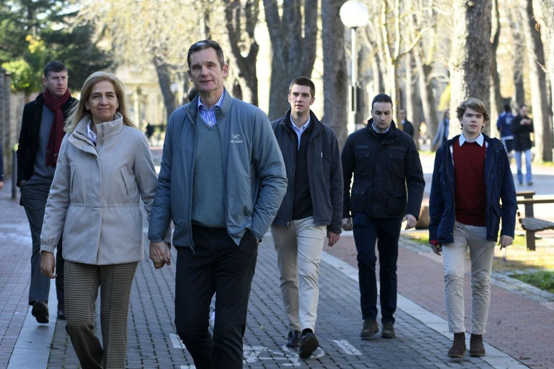 La familia Urdangarin pasean por las calles de Vitoria en el primer permiso penitenciario de Iñaki Urdangarin.