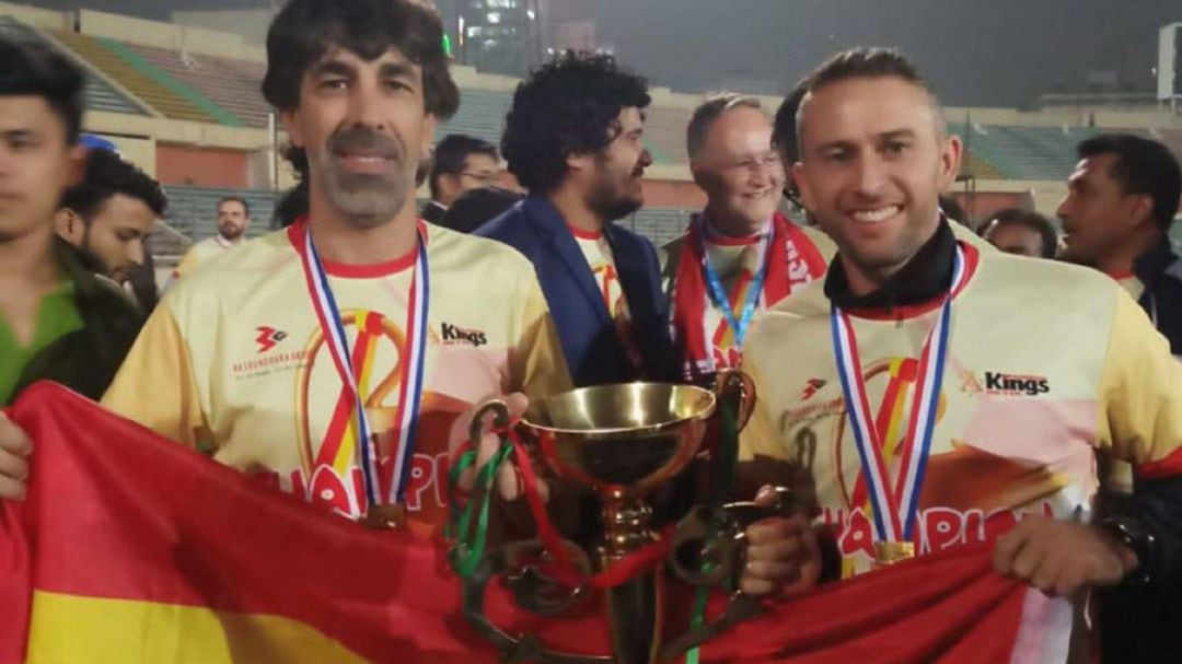 El técnico vigués celebrando la Copa Federación de Bangladesh