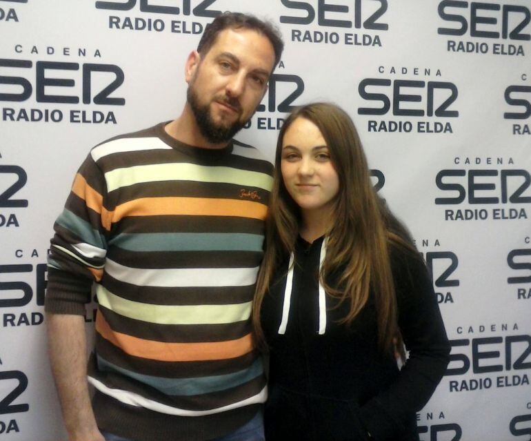 Joaquín Vidal, junto a sus hijas Mª del Mar, abanderada y Lyra, rodela, ostentan la capitanía de los Moros Nuevos de Petrer, en las fiestas que se celebrarán del 12 al 15 de mayo.