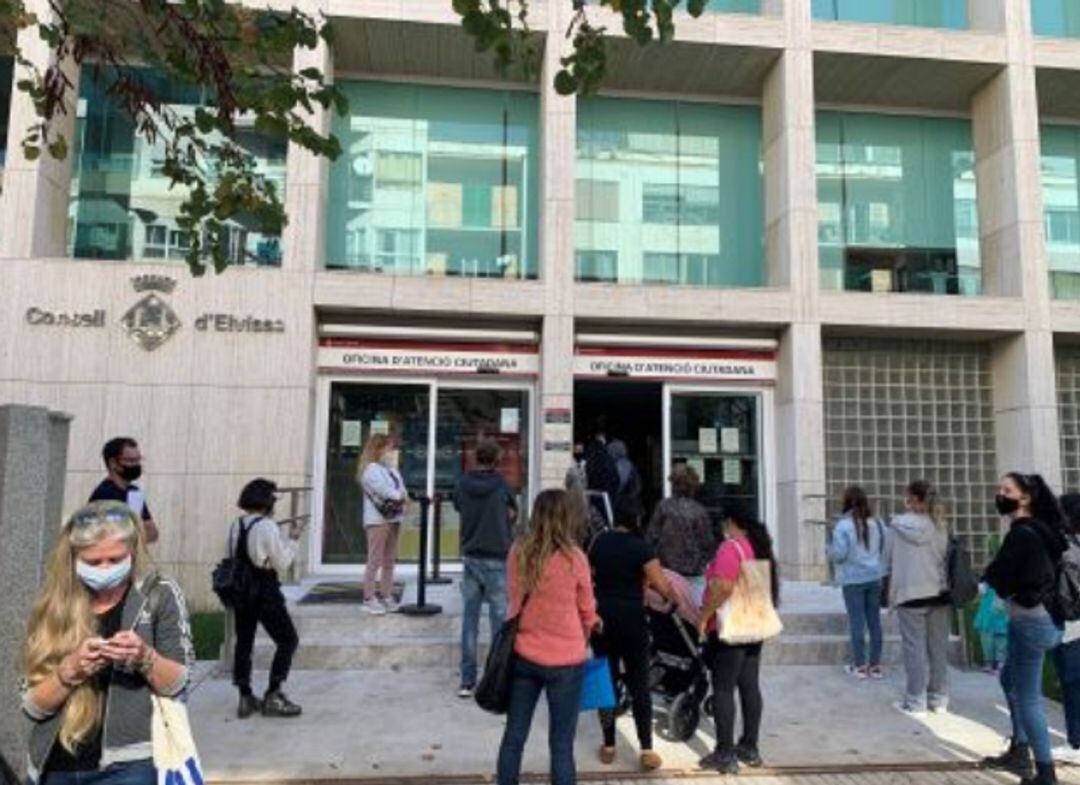 Imagen de las colas para pedir las ayudas en octubre