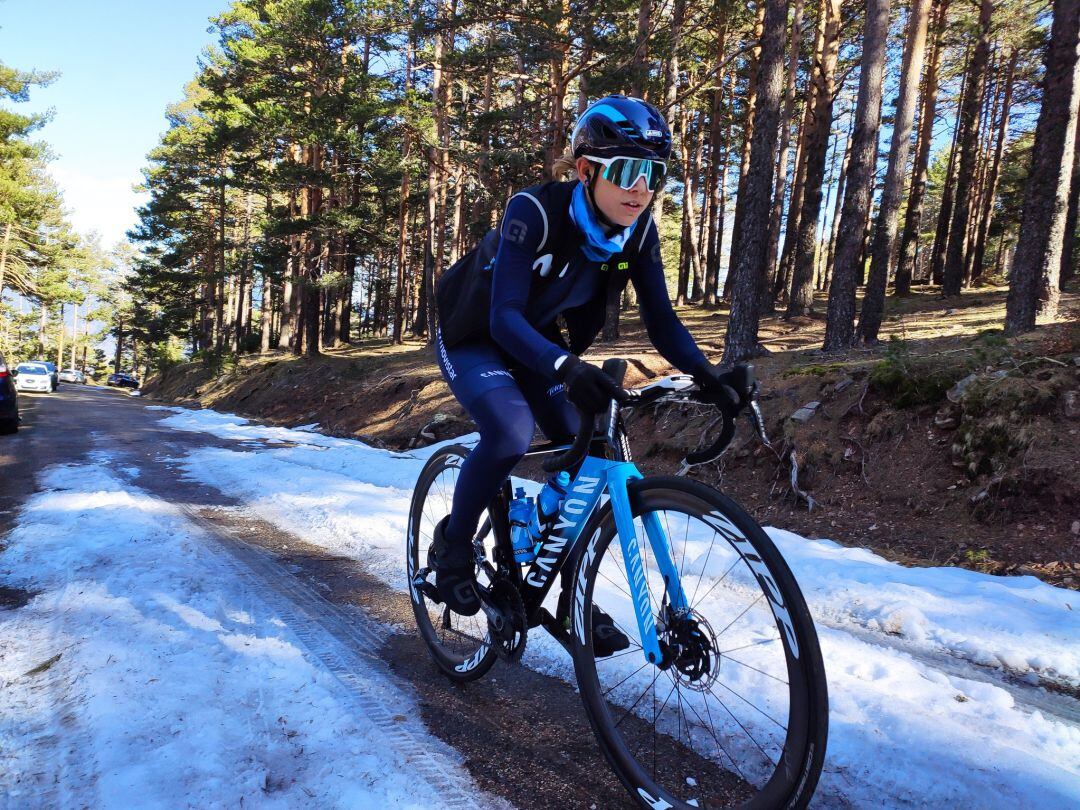 Sara Martín durante el reconocimiento a la subida a las Lagunas de Neila este invierno con el Movistar Team.