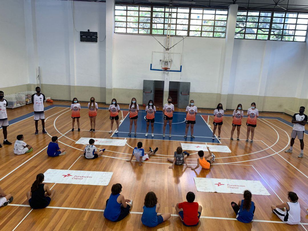 Un grupo de niños en el campus de minibasket de la Fundación Cepsa.