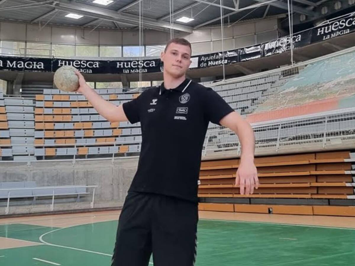 El pivote del Bada Huesca Danylo Osadchyi en Radio Huesca