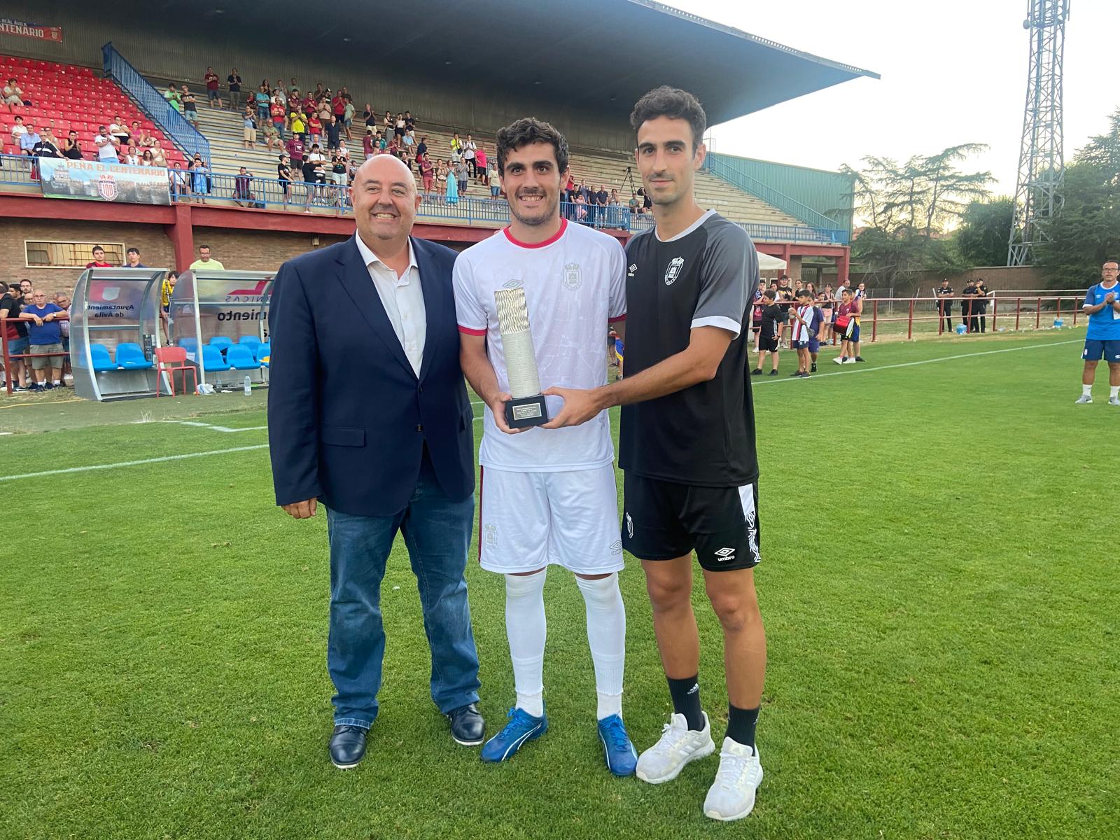 El Concejal de Deportes, Carlos López, entrega el trofeo a los capitanes del equipo, Pedro Pascual y Dani Tena