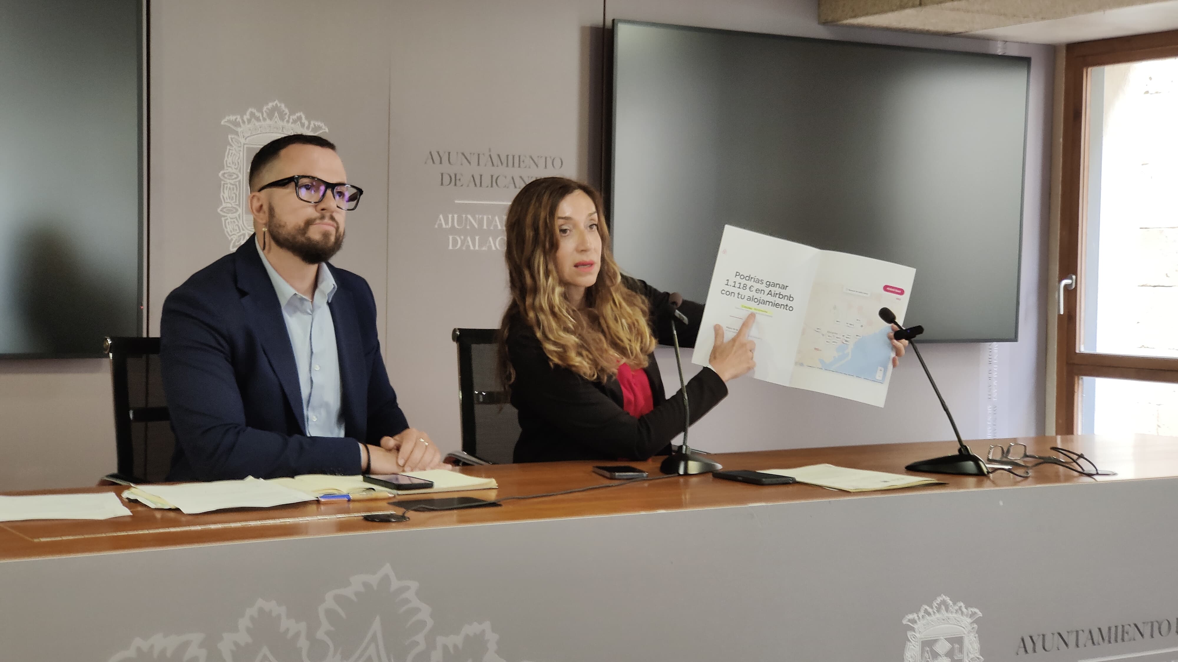 Rafa Mas e Isaura Navarro en la rueda de prensa donde han criticado el decreto autonómico que regula los apartamentos turísticos