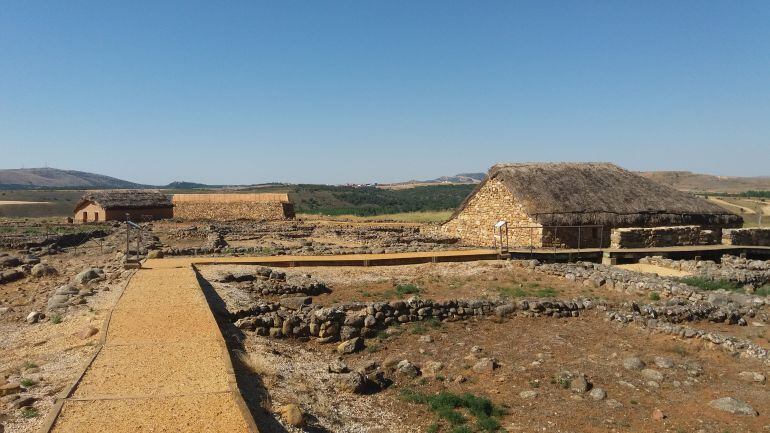 Muralla y casas del yacimiento de Numancia.