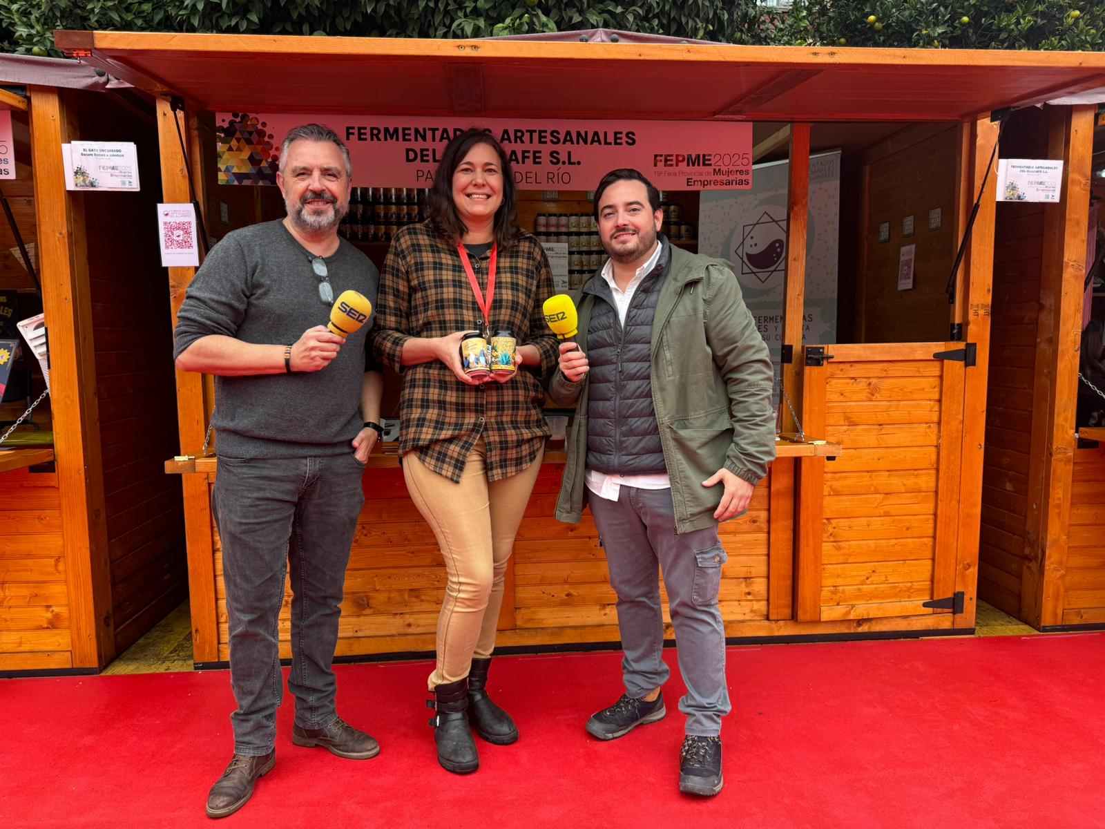 Paco García y José Manuel Peña, junto a una de la empresarias presentes en la Feria