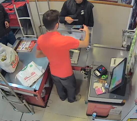 Imagen del detenido efectuando un pago con la tarjeta robada