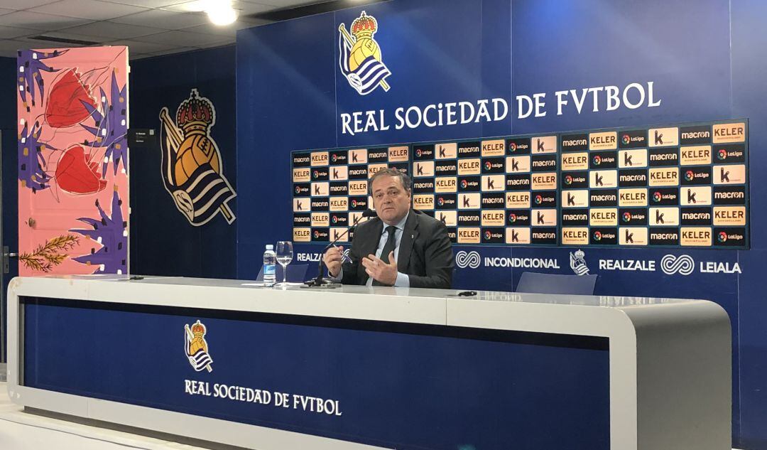 Jokin Aperribay responde a los medios en la sala de prensa de Anoeta