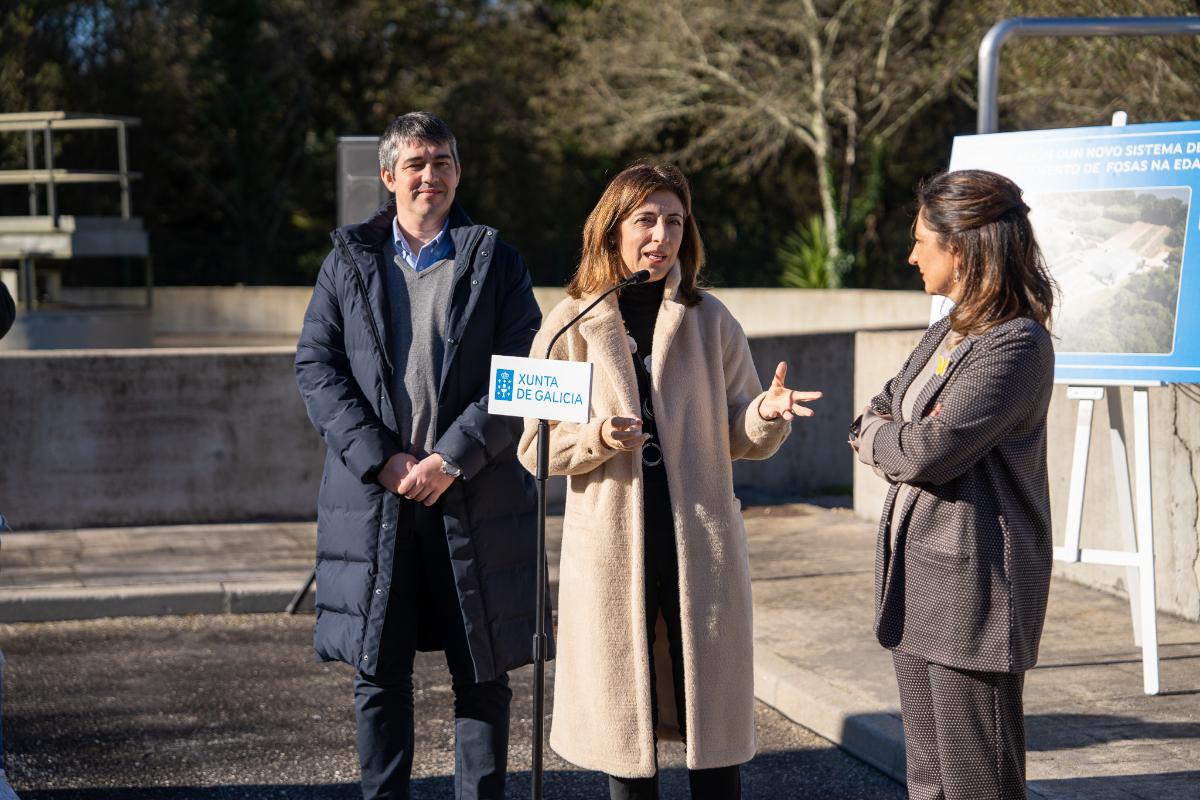 Ángeles Vázquez, conselleira de Medio Ambiente (centro), junto a Roi Fernández, director de Augas de Galicia, y Sandra González, alcaldesa de Tomiño