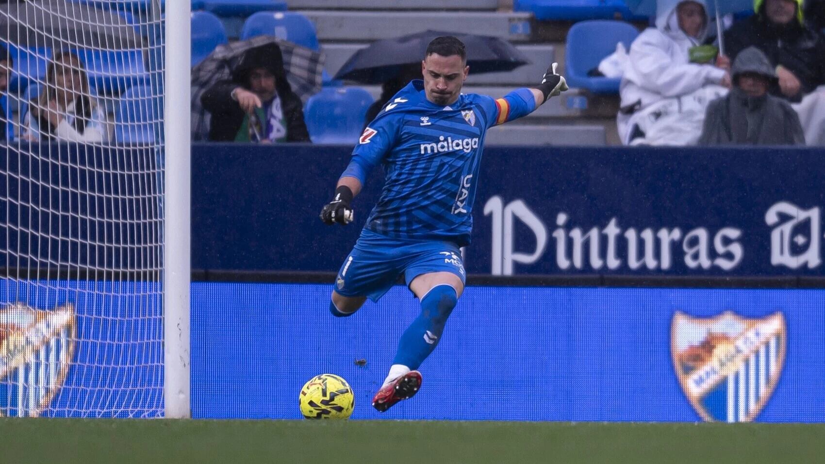 El portero del Málaga Alfonso Herrero, en una acción del encuentro contra el Almería