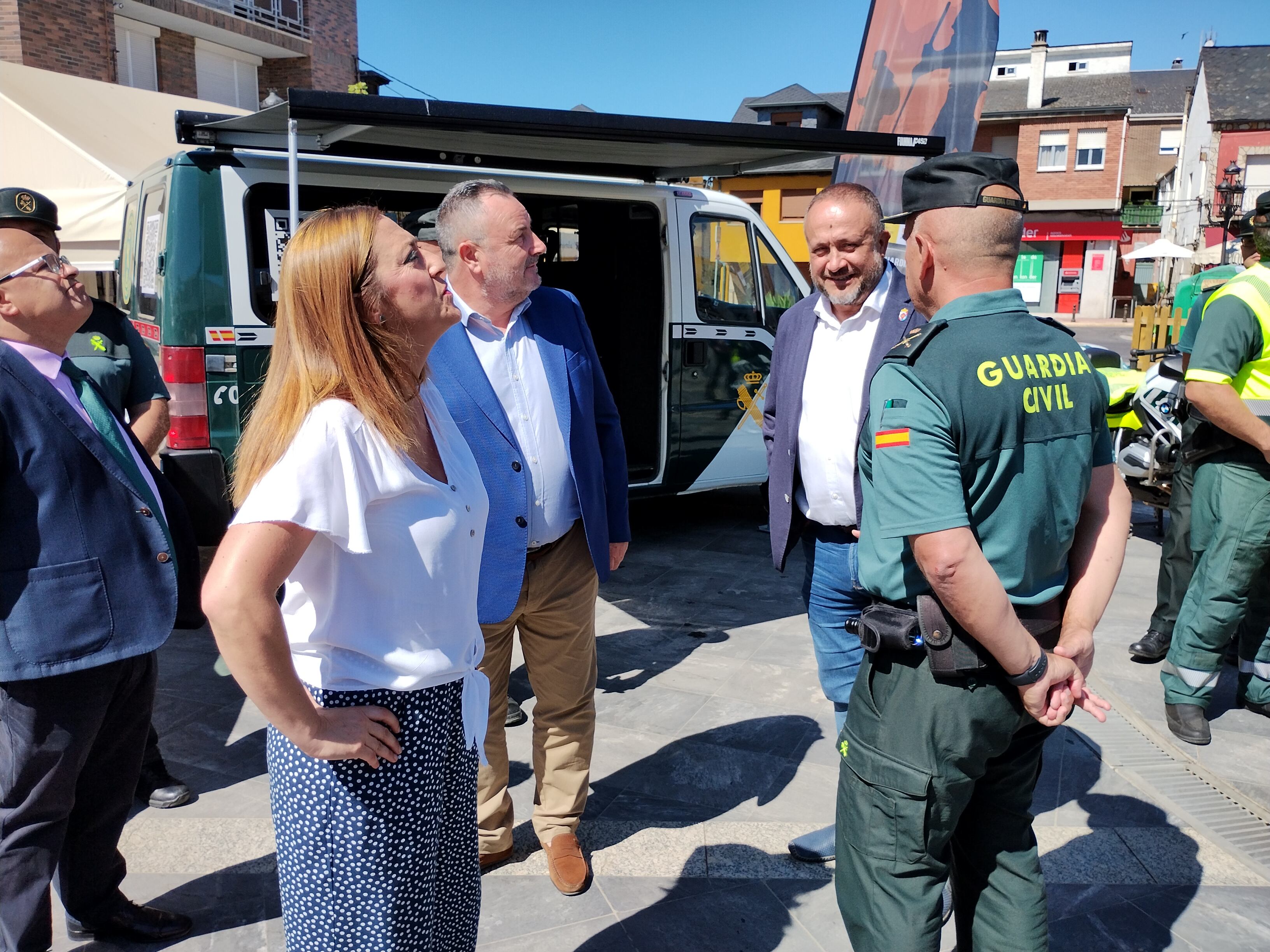 Virginia Barcones, acompañada de Eduardo Morán y Gerardo Álvarez, observa la maniobra de un helicóptero