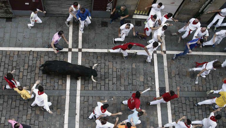 Los toros de la ganadería gaditana de Cebada Gago enfilan la calle Estafeta durante el tercer encierro de los Sanfermines 2018
