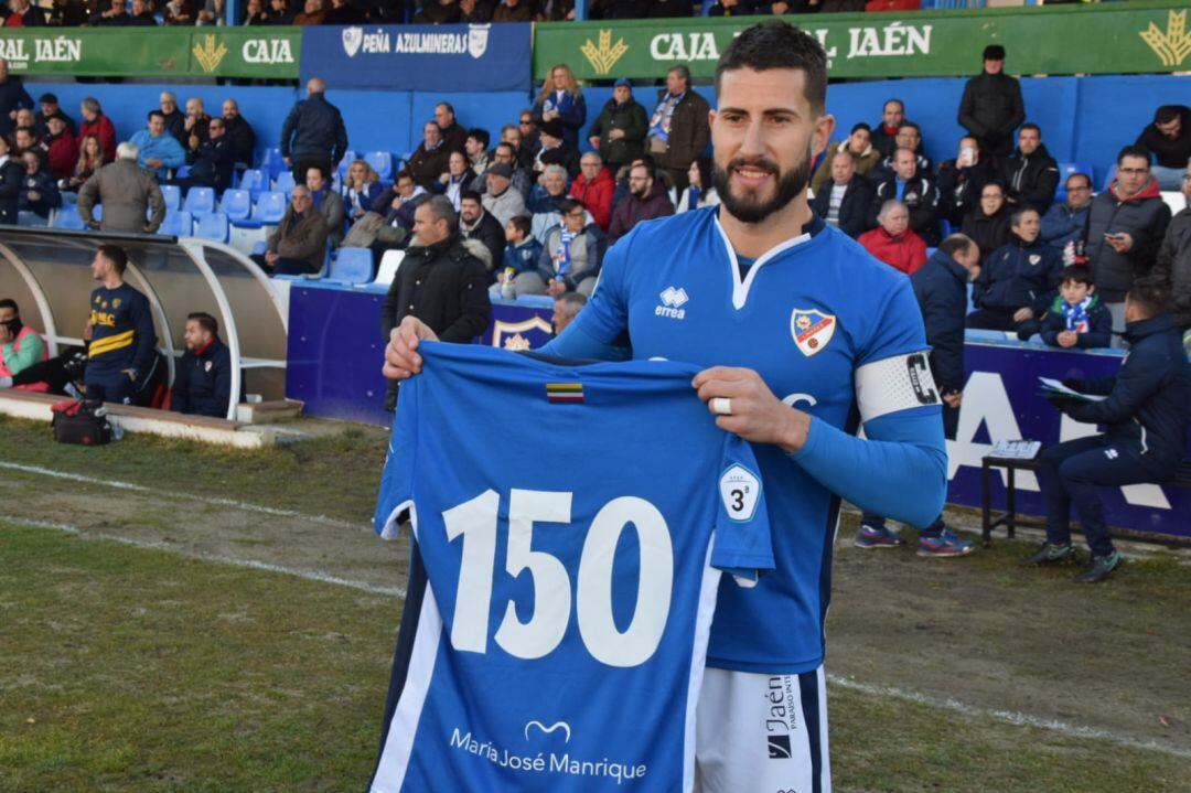 Rosales, capitán azulillo, es homenajeado por su partido 150 con el Linares