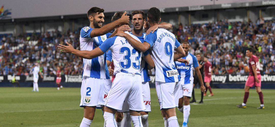 Los jugadores pepineros celebran un gol en el pasado trofeo de Butarque, en el mismo escenario en el que se estrenan en LaLiga.