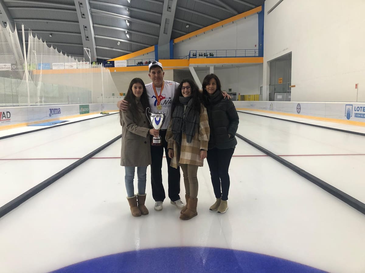 La familia Torralba de Berdún hace historia en el curling nacional