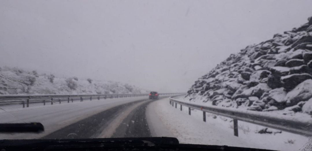 FOTOGALERÍA | La AP-66 y Pajares, cerradas al tráfico de camiones por la nieve caída.