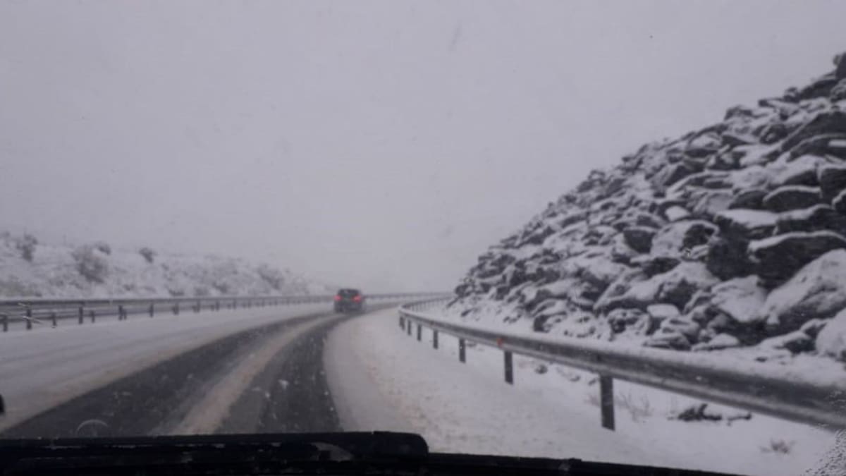 Cerca de cien camiones reinician ruta después de permanecer embolsados en los aparcamientos invernales de Piedrafita y Manzanal